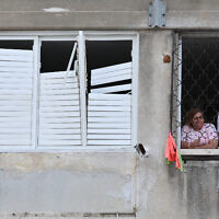 בניין מגורים באשקלון שנפגע מרקטה ששוגרה מרצועת עזה, 9 באוקטובר 2023 (צילום: AHMAD GHARABLI / AFP) בניין מגורים באשקלון שנפגע מרקטה ששוגרה מרצועת עזה, 9 באוקטובר 2023 (צילום: AHMAD GHARABLI / AFP)