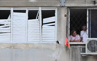 בניין מגורים באשקלון שנפגע מרקטה ששוגרה מרצועת עזה, 9 באוקטובר 2023 (צילום: AHMAD GHARABLI / AFP) בניין מגורים באשקלון שנפגע מרקטה ששוגרה מרצועת עזה, 9 באוקטובר 2023 (צילום: AHMAD GHARABLI / AFP)