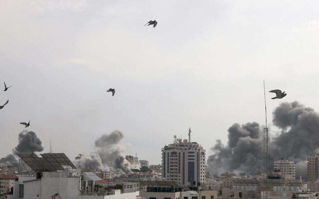עשן מיתמר בעיר עזה לאחר תקיפה ישראלית, 9 באוקטובר 2023 (צילום: MOHAMMED ABED / AFP)