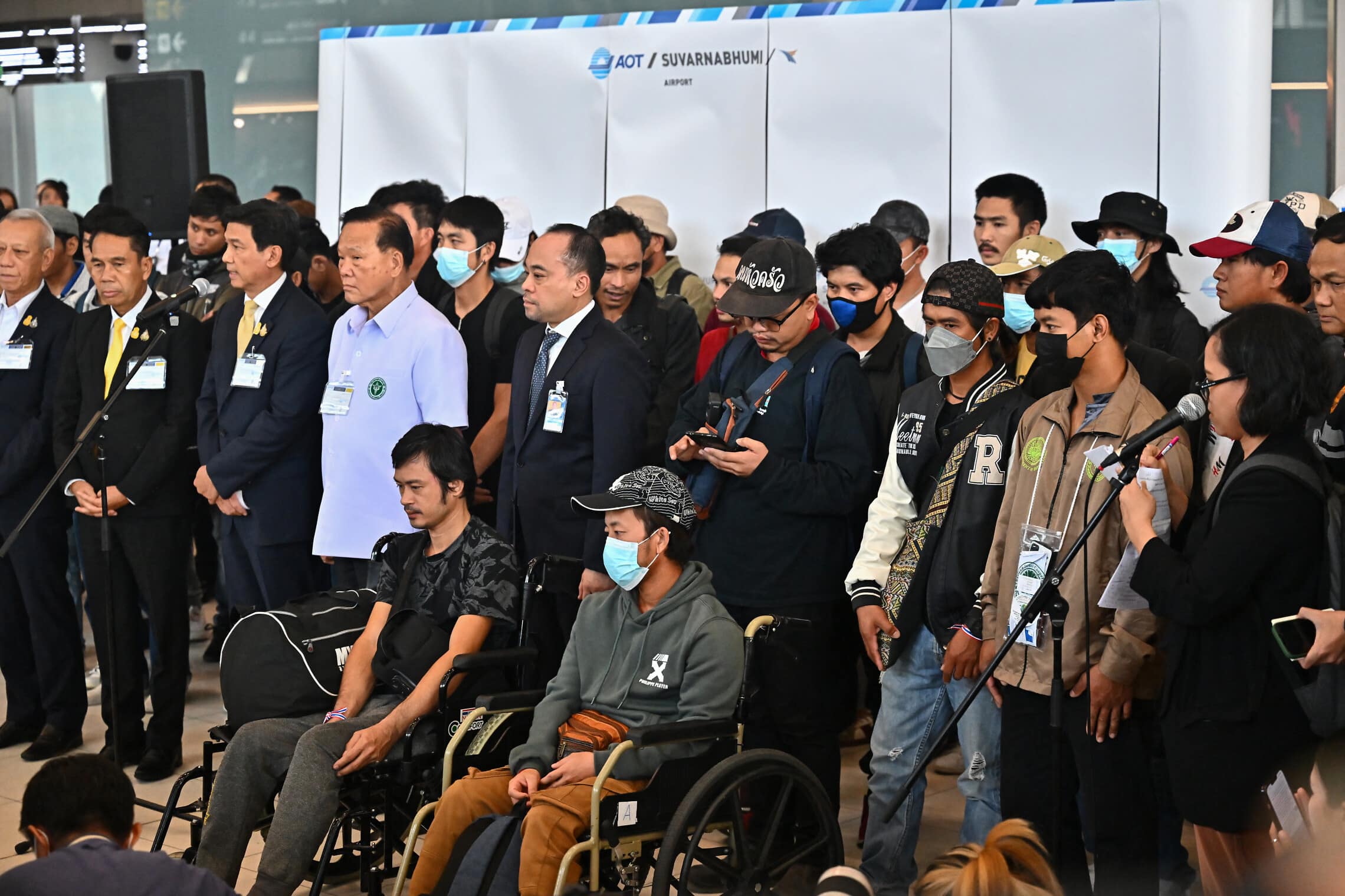 עובדים מתאילנד שפונו מישראל והגיעו לשדה התעופה הבינלאומי בבנגקוק. 12 באוקטובר 2023 (צילום: Photo by Lillian SUWANRUMPHA / AFP)