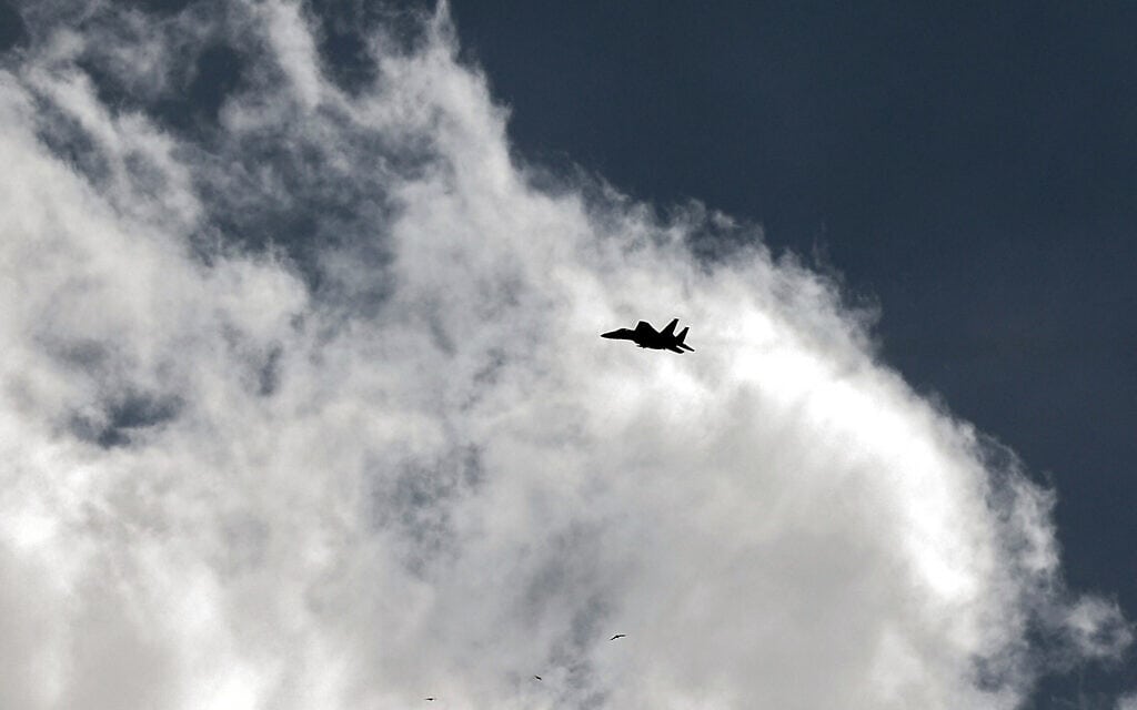 מטוס F15 של חיל האוויר ממריא לתקיפה ממרכז הארץ, 13 באוקטובר 2023 (צילום: Thomas COEX / AFP)
