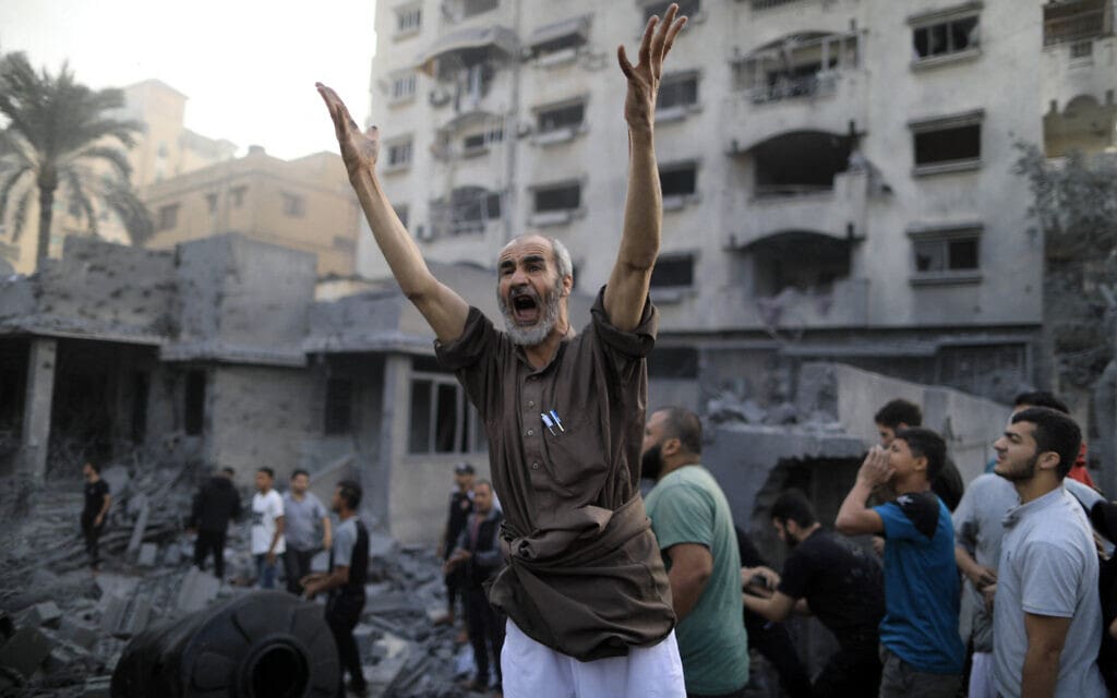 גבר פלסטיני זועק אחרי תקיפות צה"ל בעזה, 14 באוקטובר 2023 (צילום: YASSER QUDIH / AFP)