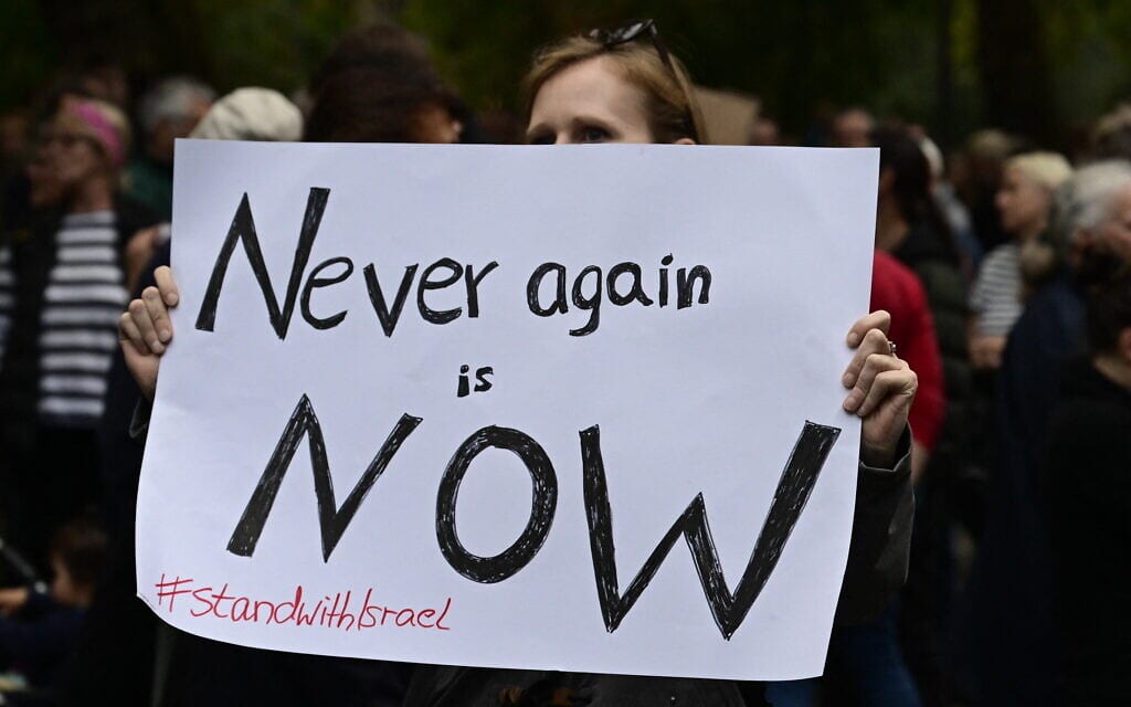 אישה מפגינה למען ישראל בברלין, 13 באוקטובר 2023 (צילום: John MACDOUGALL / AFP) אישה מפגינה למען ישראל בברלין, 13 באוקטובר 2023 (צילום: John MACDOUGALL / AFP)