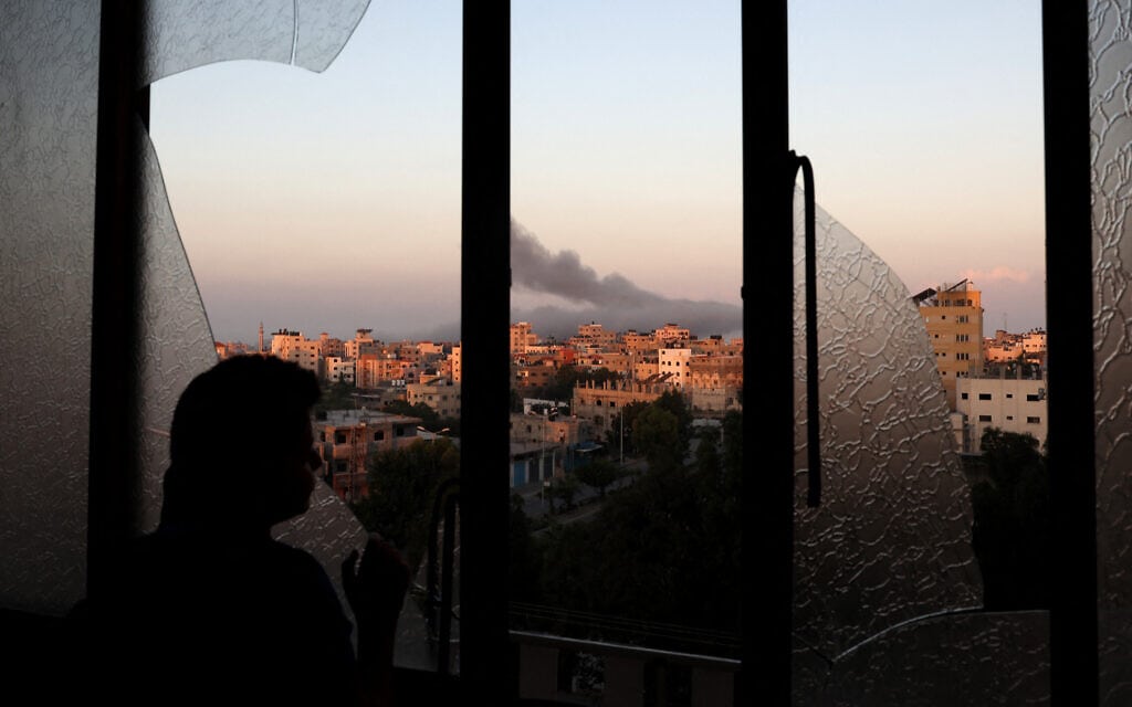עשן מיתמר מעל העיר עזה לאחר תקיפה ישראלית, 13 באוקטובר 2023 (צילום: MOHAMMED ABED / AFP)