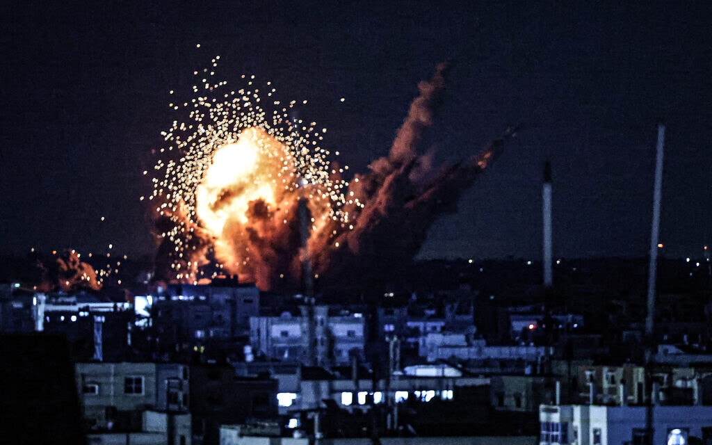 פיצוץ לאחר תקיפת צה"ל בדרום רצועת עזה, 15 באוקטובר 2023 (צילום: Photo by SAID KHATIB / AFP)