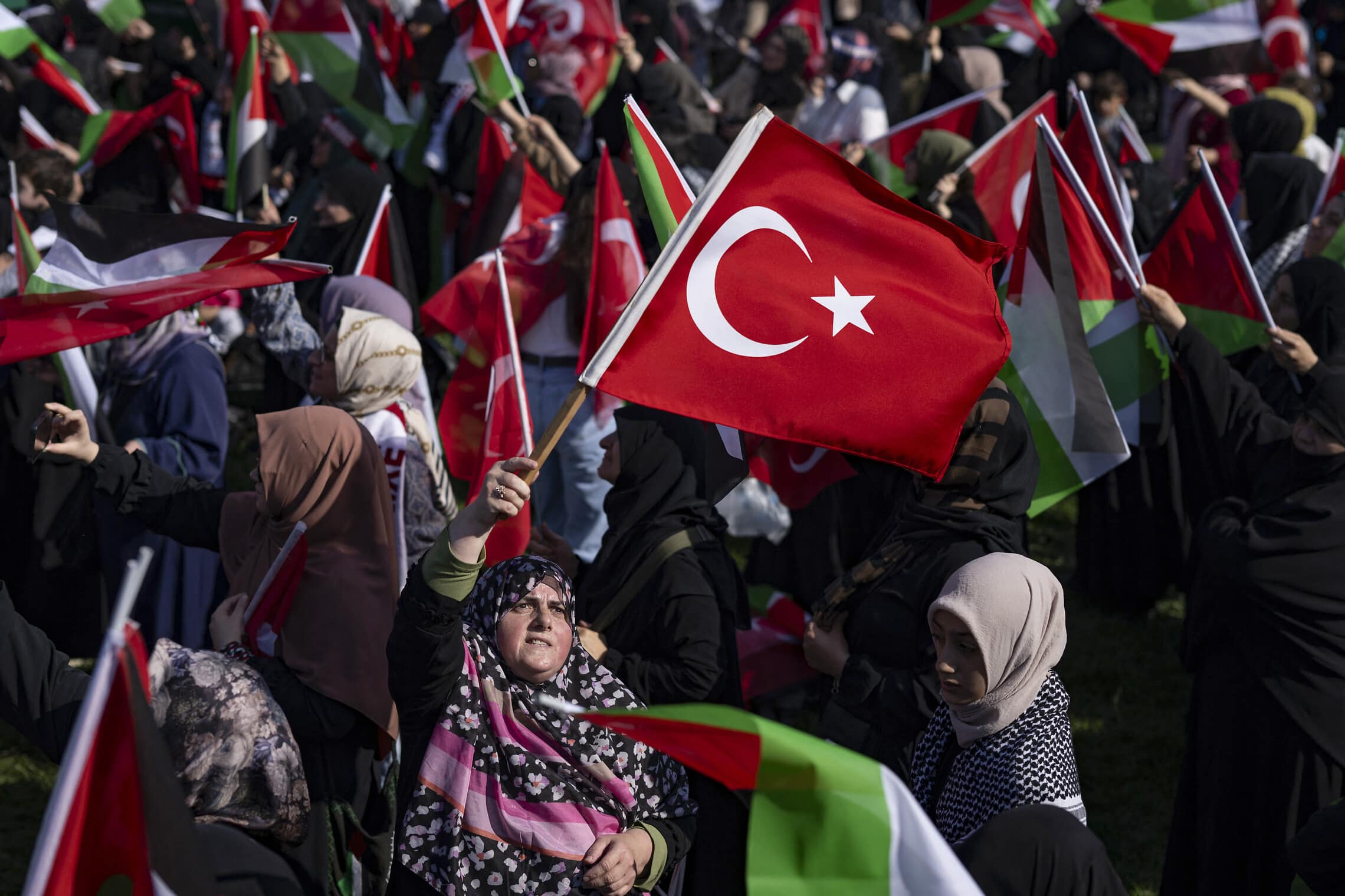 הפגנות תמיכה בחמאס באיסטנבול, טורקיה, ב-15 באוקטובר 2023 (צילום: YASIN AKGUL / AFP)