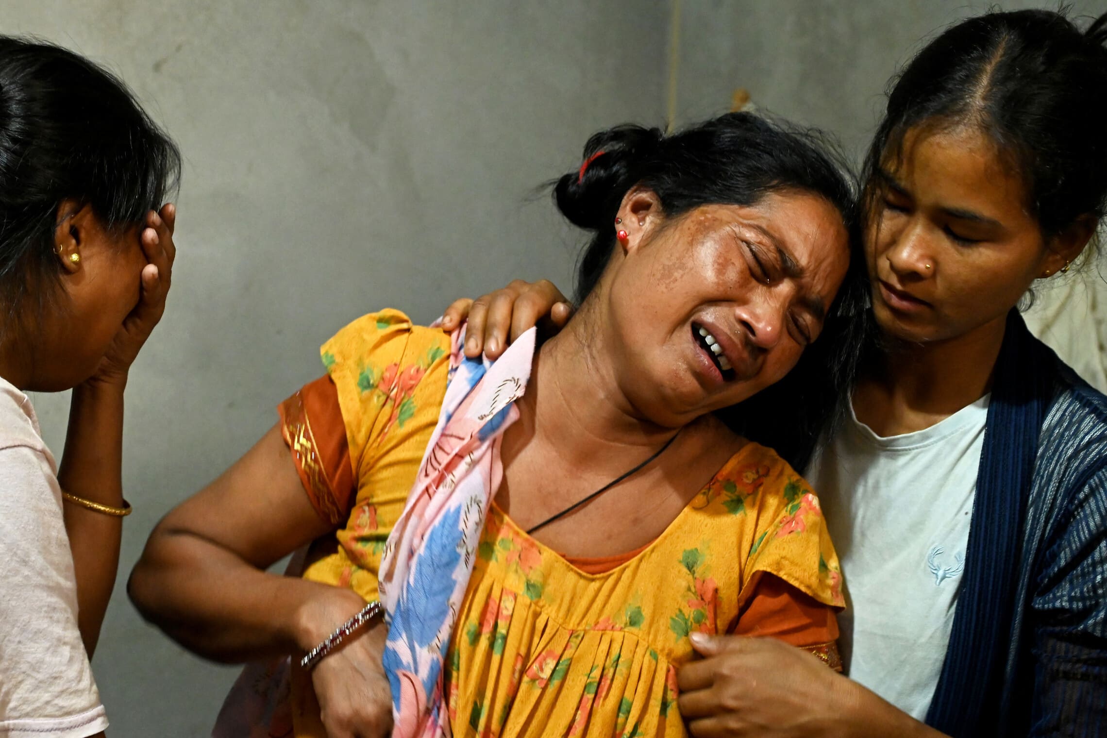 אשה נפאלית מתאבלת על בנה שנרצח בעוטף עזה ב-7 באוקטובר. 13 באוקטובר 2023 (צילום: Photo by Prakash MATHEMA / AFP))