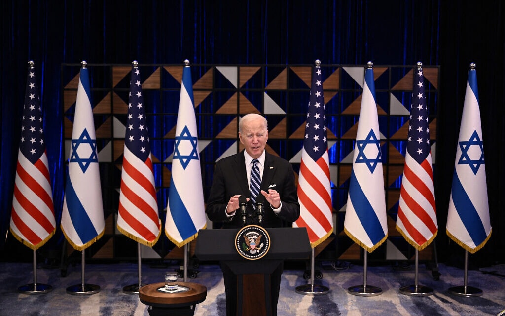 נשיא ארצות הברית ג'ו ביידן נואם במלון קמפינסקי בתל אביב, 18 באוקטובר 2023 (צילום: Brendan SMIALOWSKI / AFP)