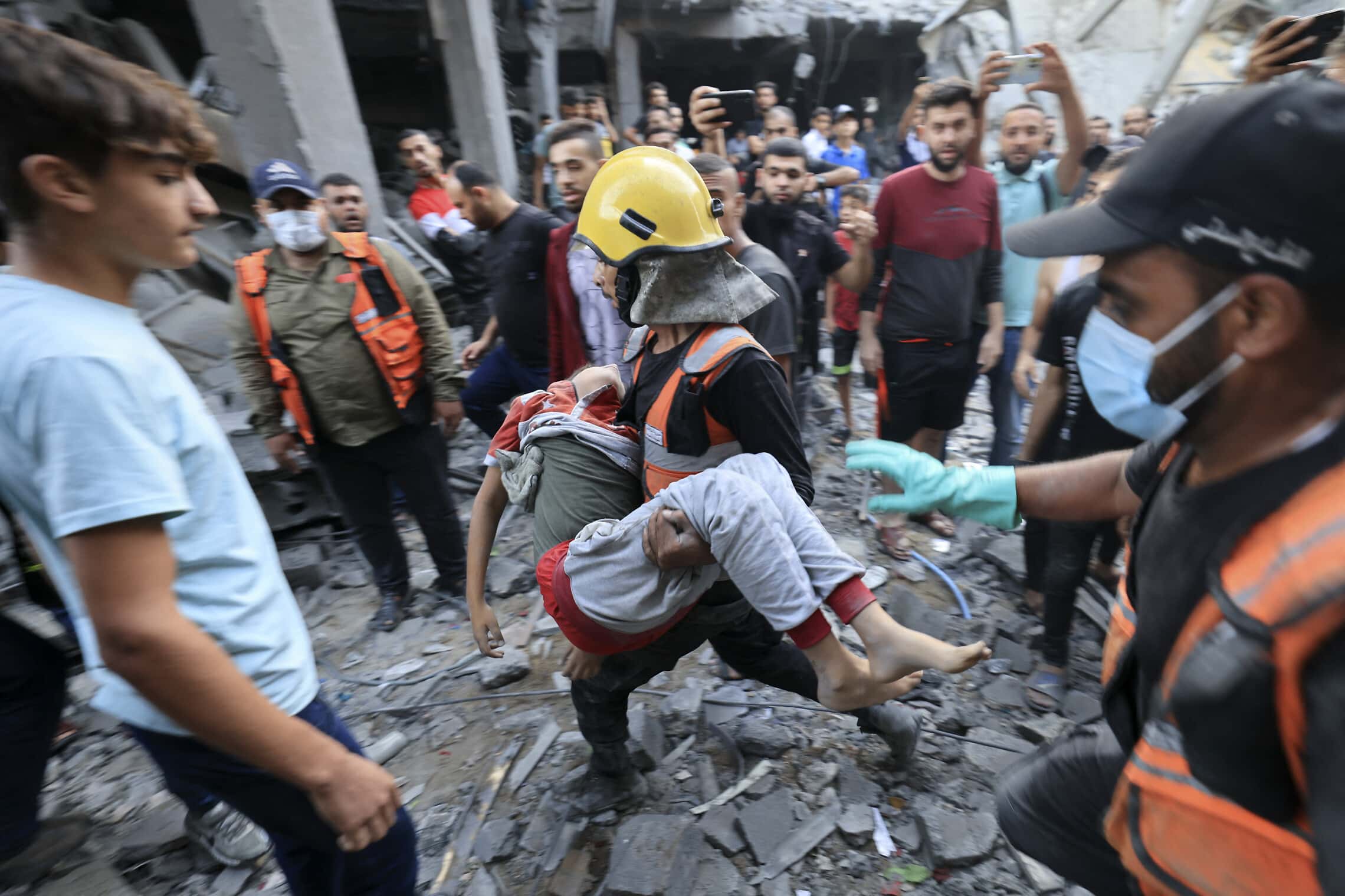 PALESTINIAN-ISRAEL-CONFLICTגבר פלסטיני מחזיק ילד פצוע או הרוג אחרי תקיפה ישראלית בעזה, 14 באוקטובר 2023 (צילום: Mahmud HAMS / AFP)