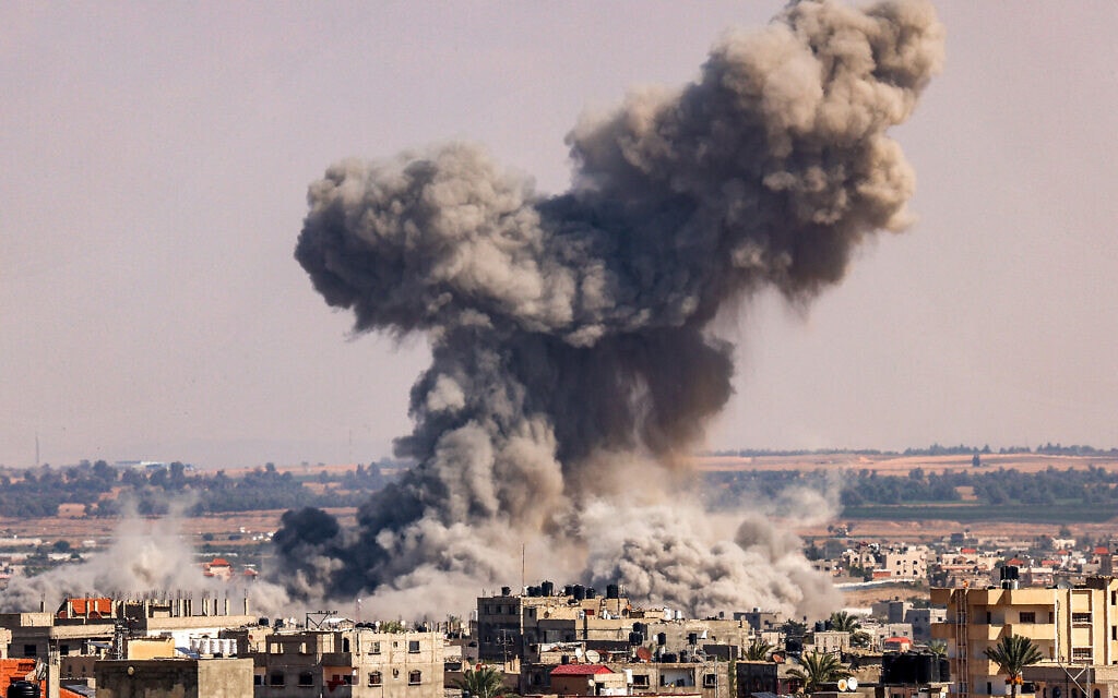 עשן מיתמר בעקבות תקיפה ישראלית ברפיח, 19 באוקטובר 2023 (צילום: SAID KHATIB / AFP)