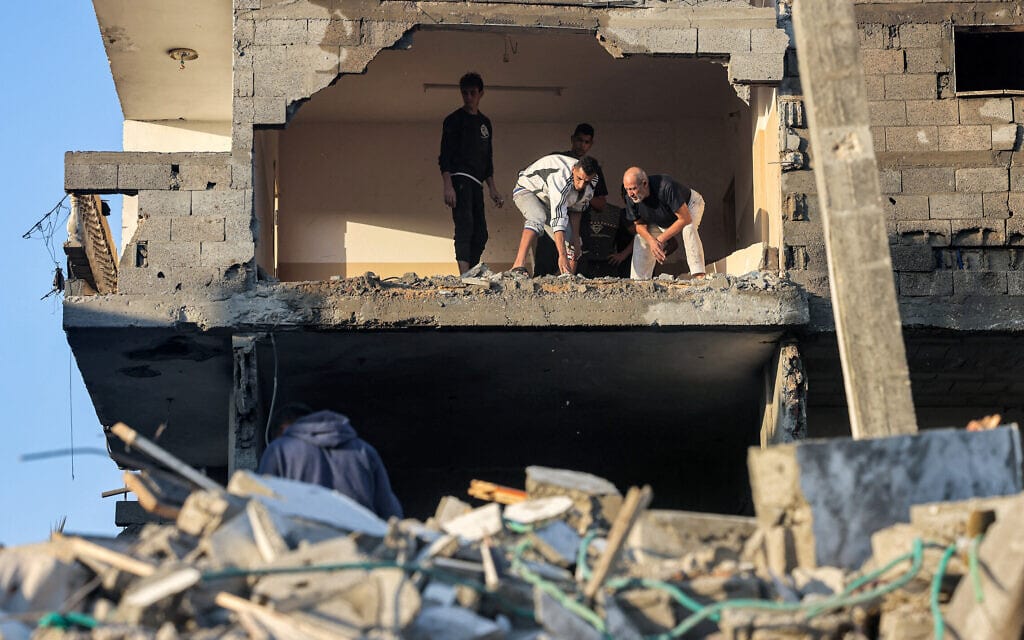 מבנה שנפגע בהפצצה ישראלית ברפיח, 19 באוקטובר 2023 (צילום: MOHAMMED ABED / AFP)
