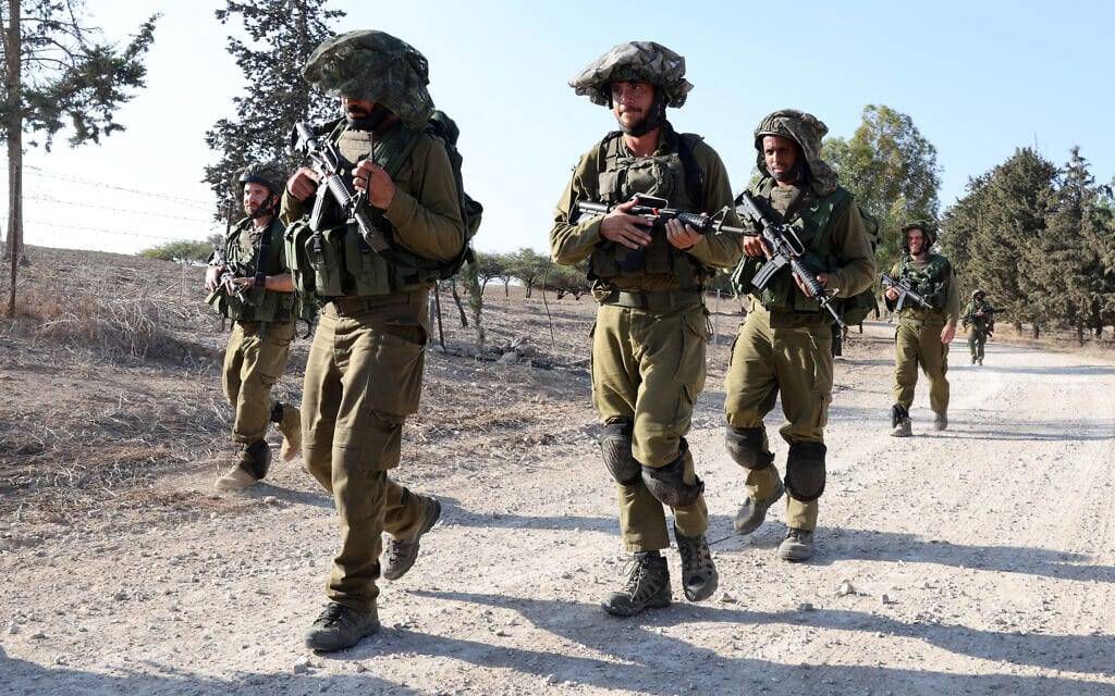 חיילי צה"ל מפטרלים בקרבת הגבול עם רצועת עזה, 19 באוקטובר 2023 (צילום: JACK GUEZ / AFP) חיילי צה"ל מפטרלים בקרבת הגבול עם רצועת עזה, 19 באוקטובר 2023 (צילום: JACK GUEZ / AFP)