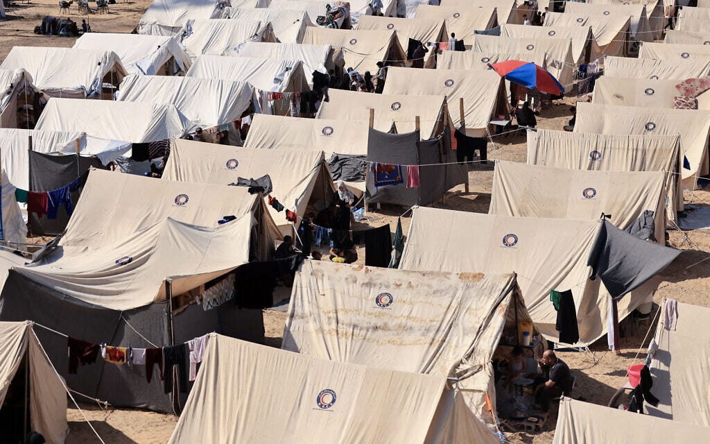 אוהלים במרכז של סוכנות הפליטים אונר&quot;א בחאן יונס בדרום רצועת עזה, 19 באוקטובר 2023 (צילום: MAHMUD HAMS / AFP)