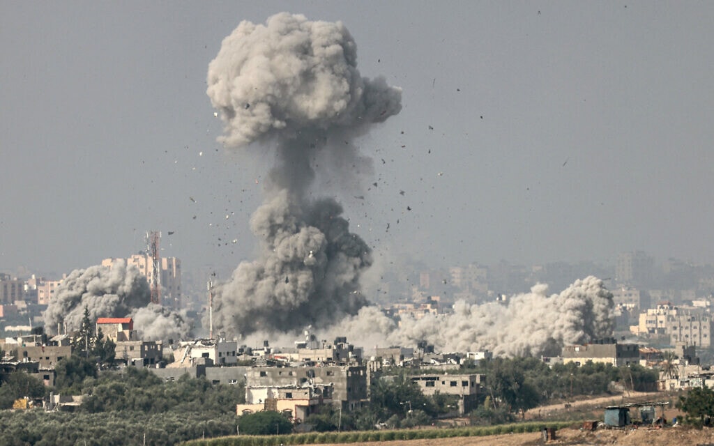 עשן מיתמר מעל רצועת עזה בעקבות תקיפה ישראלית, 23 באוקטובר 2023 (צילום: Jack Guez / AFP) עשן מיתמר מעל רצועת עזה בעקבות תקיפה ישראלית, 23 באוקטובר 2023 (צילום: Jack Guez / AFP)
