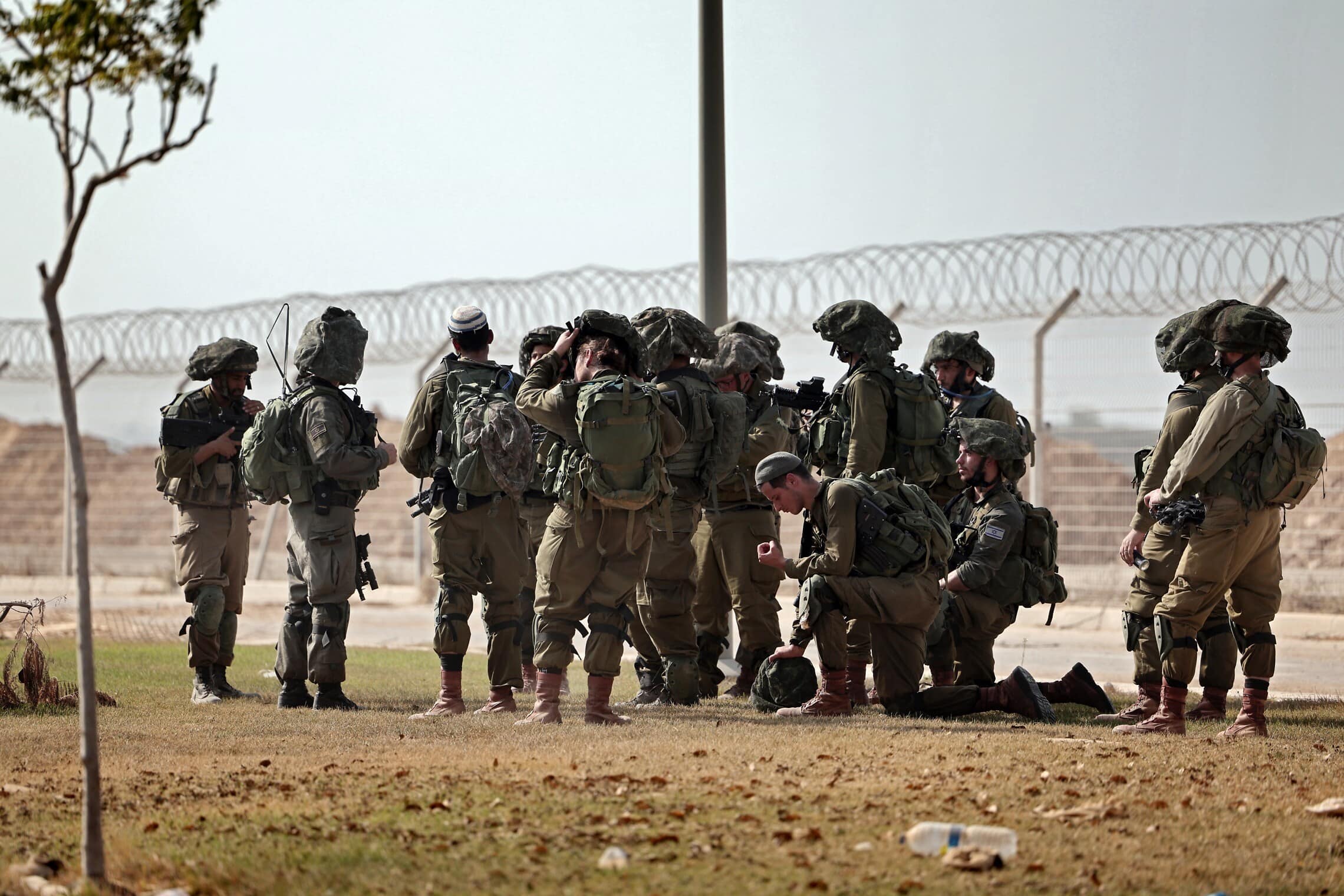 חיילי צה&quot;ל בקיבוץ בארי, סמוך לגבול עם רצועת עזה, 22 באוקטובר 2023 (צילום: Thomas COEX / AFP)