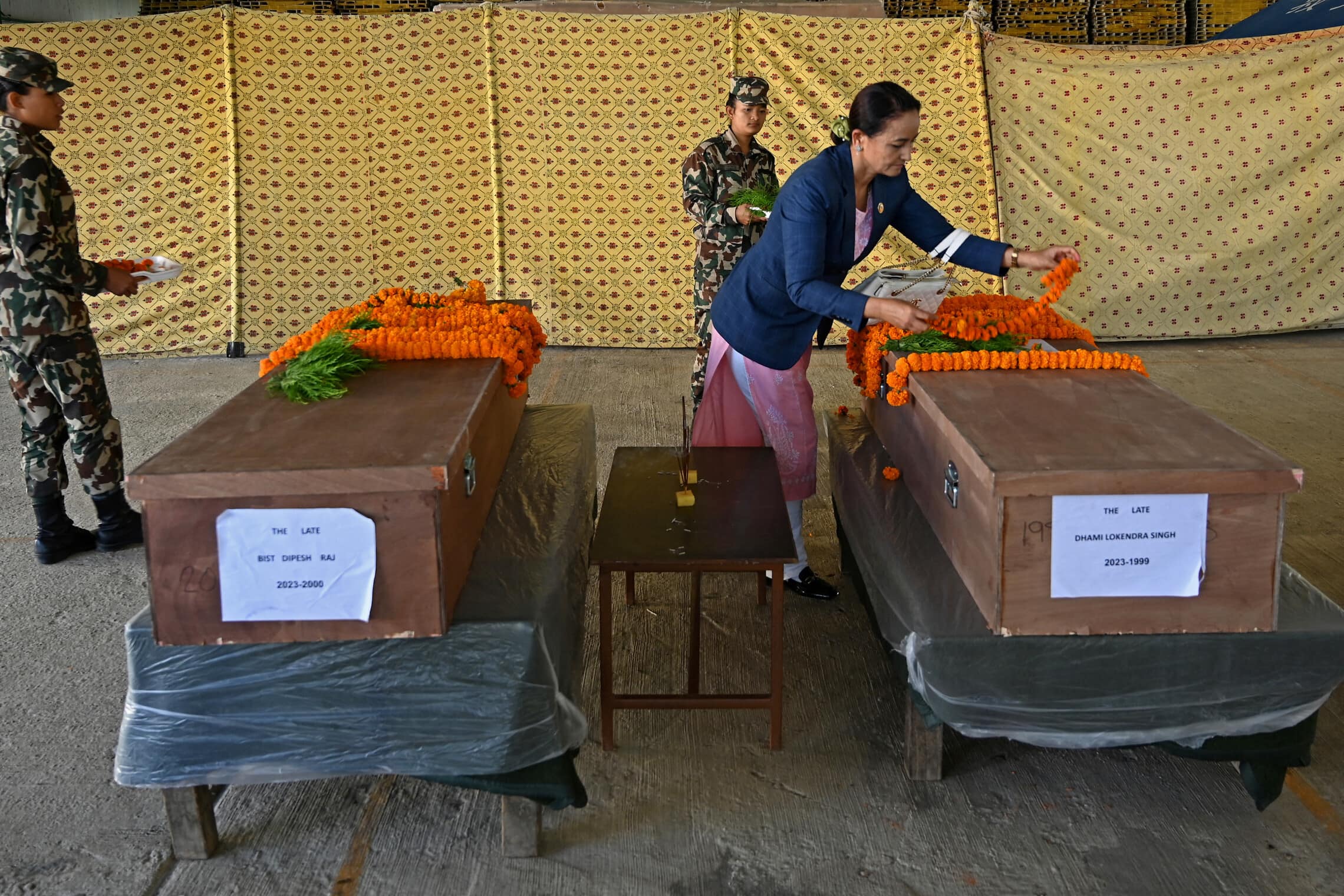 גופותיהם של נפאלים שנרצחו בעוטף עזה. שדה התעופה בקטמנדו, נפאל, 22 באוקטובר 2023 (צילום: Photo by Prakash MATHEMA / AFP)