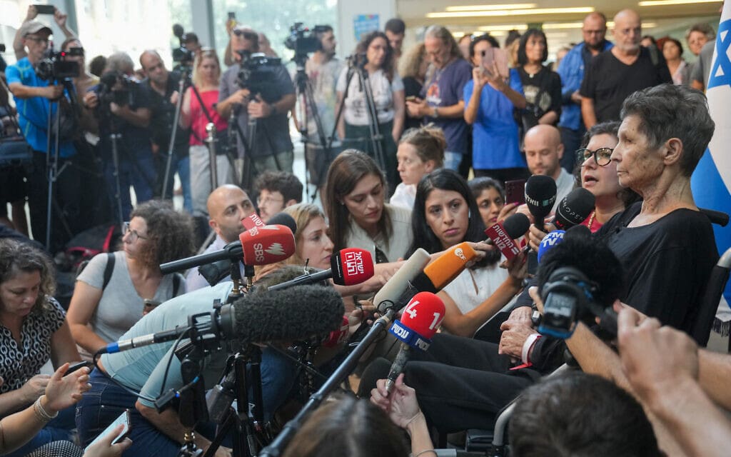 יוכבד ליפשיץ, ששוחררה משבי חמאס, משוחחת עם נציגים של כלי התקשורת בבית החולים איכילוב בתל אביב, 24 באוקטובר 2023 (צילום: Erik Marmor / AFP)