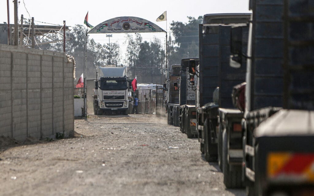 משאיות עם ציוד הומניטרי נכנסות לרצועת עזה דרך מעבר רפיח, 21 באוקטובר 2023 (צילום: Eyad BABA / AFP)