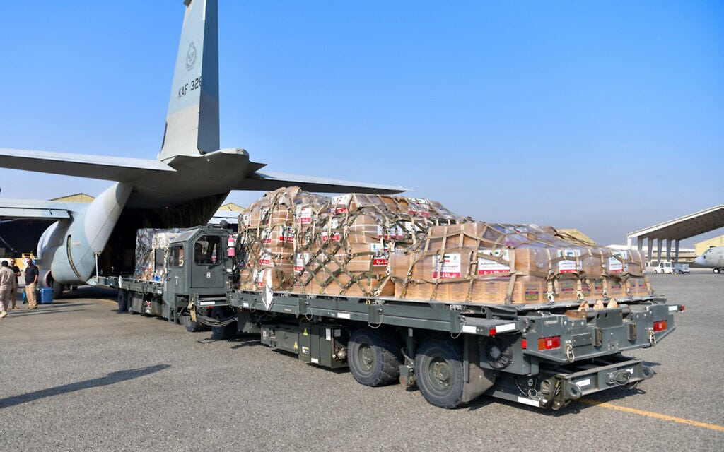 סיוע הומניטרי עבור עזה מכווית בדרך למצרים, 24 באוקטובר 2023 (צילום: AFP PHOTO / HO / KUNA)