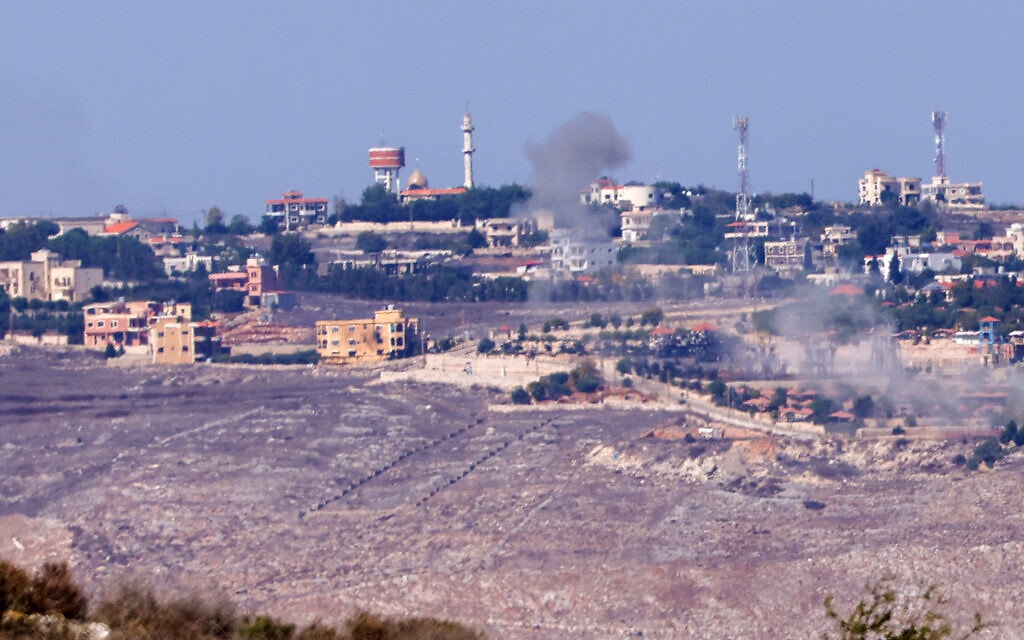עשן מיתמר מעל בניינים בכפר הלבנוני מארון אה ראס לאחר תקיפה ארטילרית ישראלית. 25 באוקטובר 2023 (צילום: Jalaa MAREY / AFP)