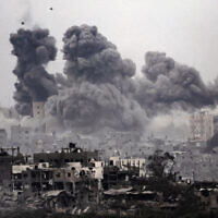 עשן מיתמר בעזה אחרי הפצצה ישראלית, 29 באוקטובר 2023
