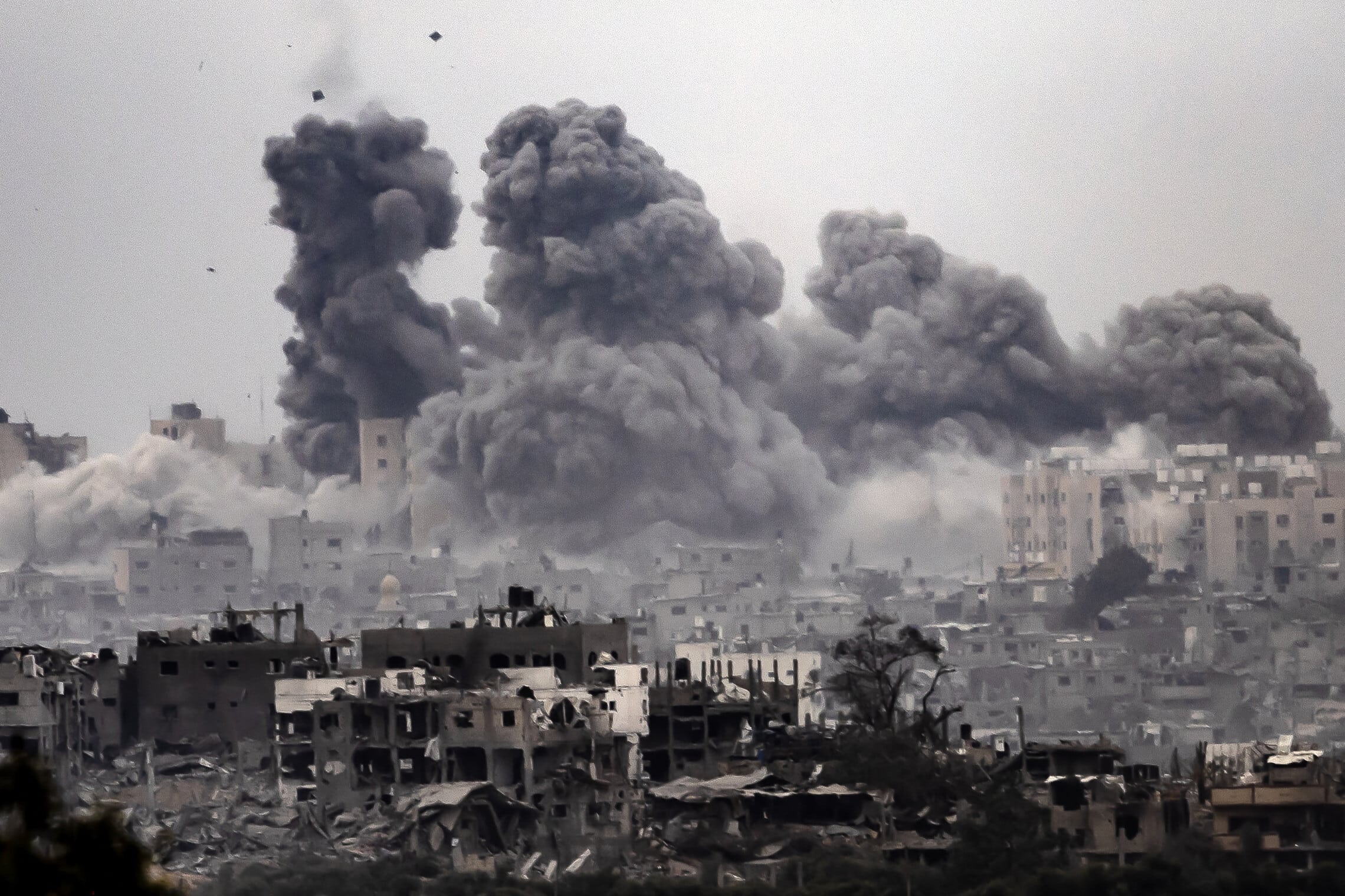 עשן מיתמר בעזה אחרי הפצצה ישראלית, 29 באוקטובר 2023 (צילום: FADEL SENNA / AFP)