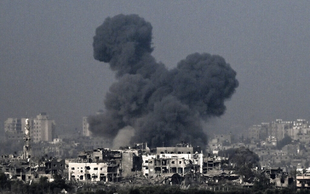 עשן מיתמר בצפון רצועת עזה בעקבות תקיפה ישראלית, 28 באוקטובר 2023 (צילום: Aris MESSINIS / AFP) עשן מיתמר בצפון רצועת עזה בעקבות תקיפה ישראלית, 28 באוקטובר 2023 (צילום: Aris MESSINIS / AFP)