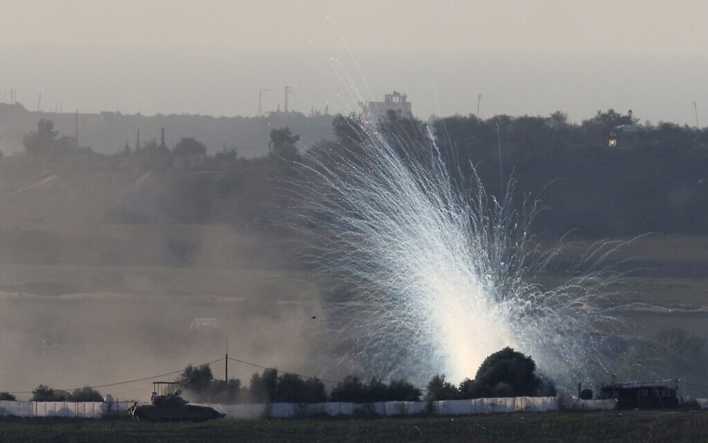טנק על רקע עשן מיתמר לאחר הפצצה ישראלית ברצוע עזה. 30 באוקטובר 2023 (צילום: hoto by JACK GUEZ / AFP)