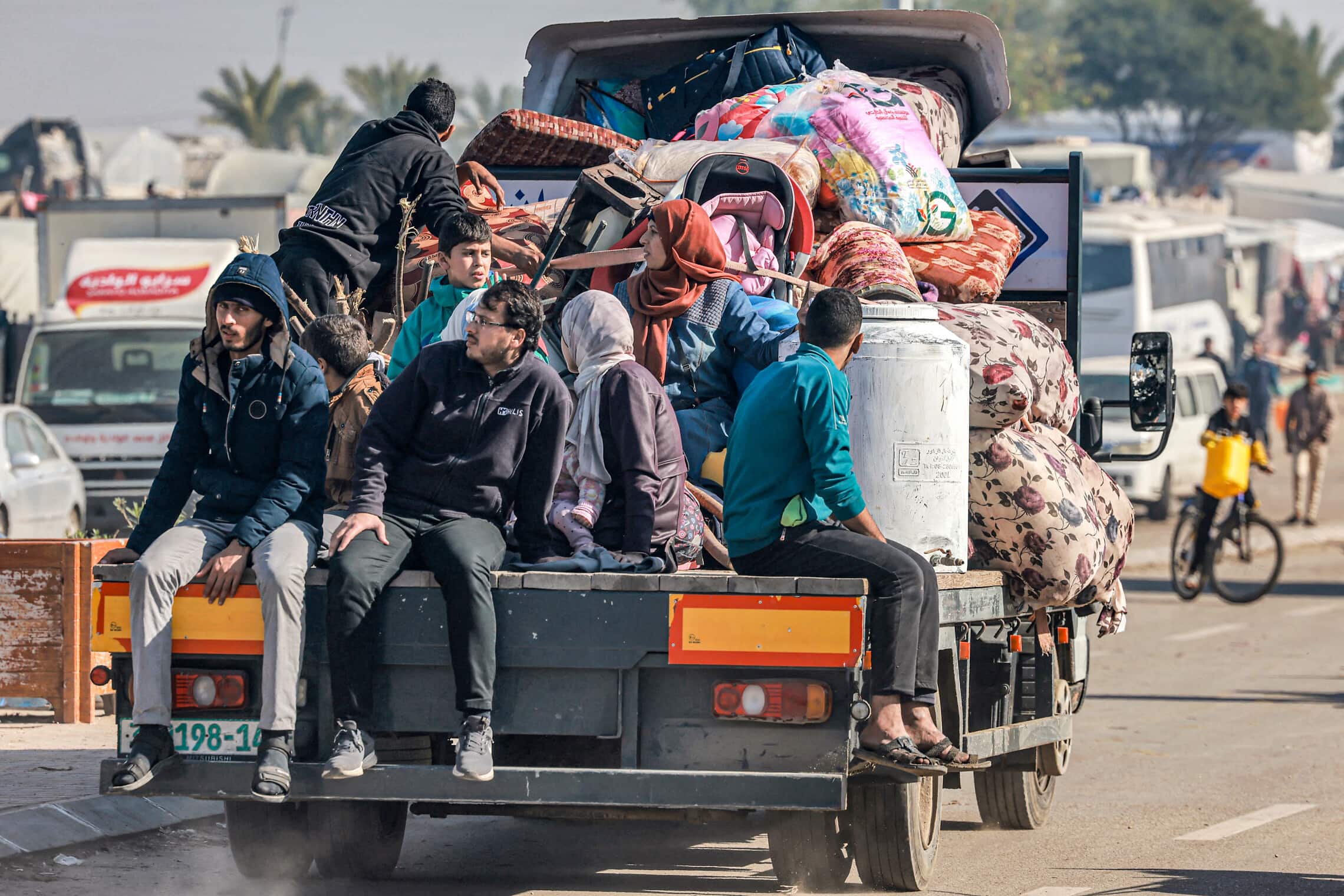 משאית, שעליה תושבים שנמלטו ממרכז רצועת עזה, מגיעה לרפיח, 26 בדצמבר 2023 (צילום: MOHAMMED ABED / AFP)
