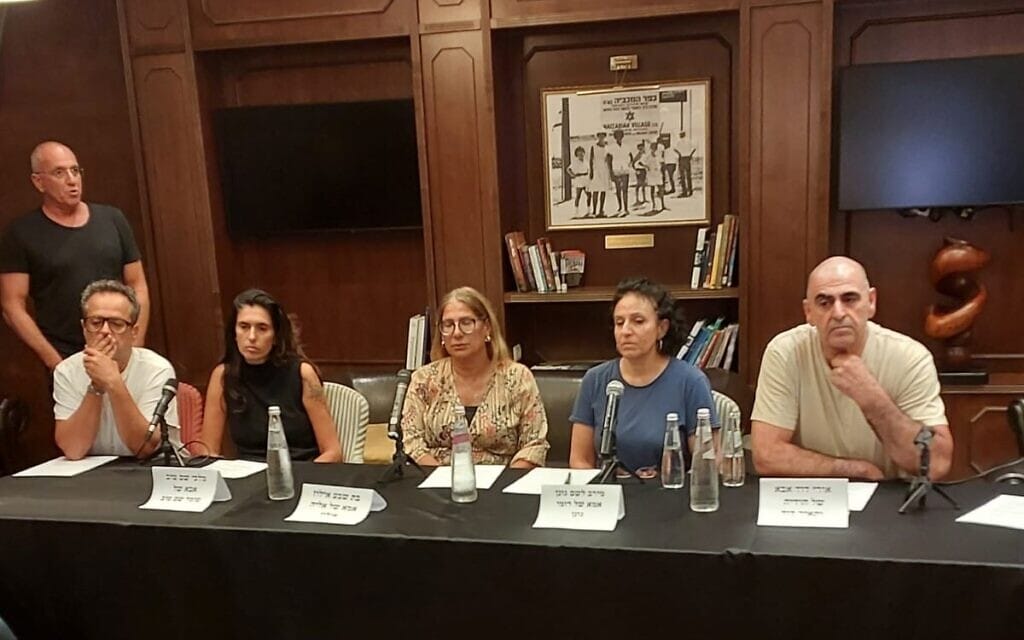 מסיבת עיתונאים של משפחות חטופים ונעדרים בכפר המכבייה. 8 באוקטובר 2023 (צילום: צילום מסך פייסבוק "מטה המאבק להשבת החטופים") מסיבת עיתונאים של משפחות חטופים ונעדרים בכפר המכבייה. 8 באוקטובר 2023 (צילום: צילום מסך פייסבוק "מטה המאבק להשבת החטופים")