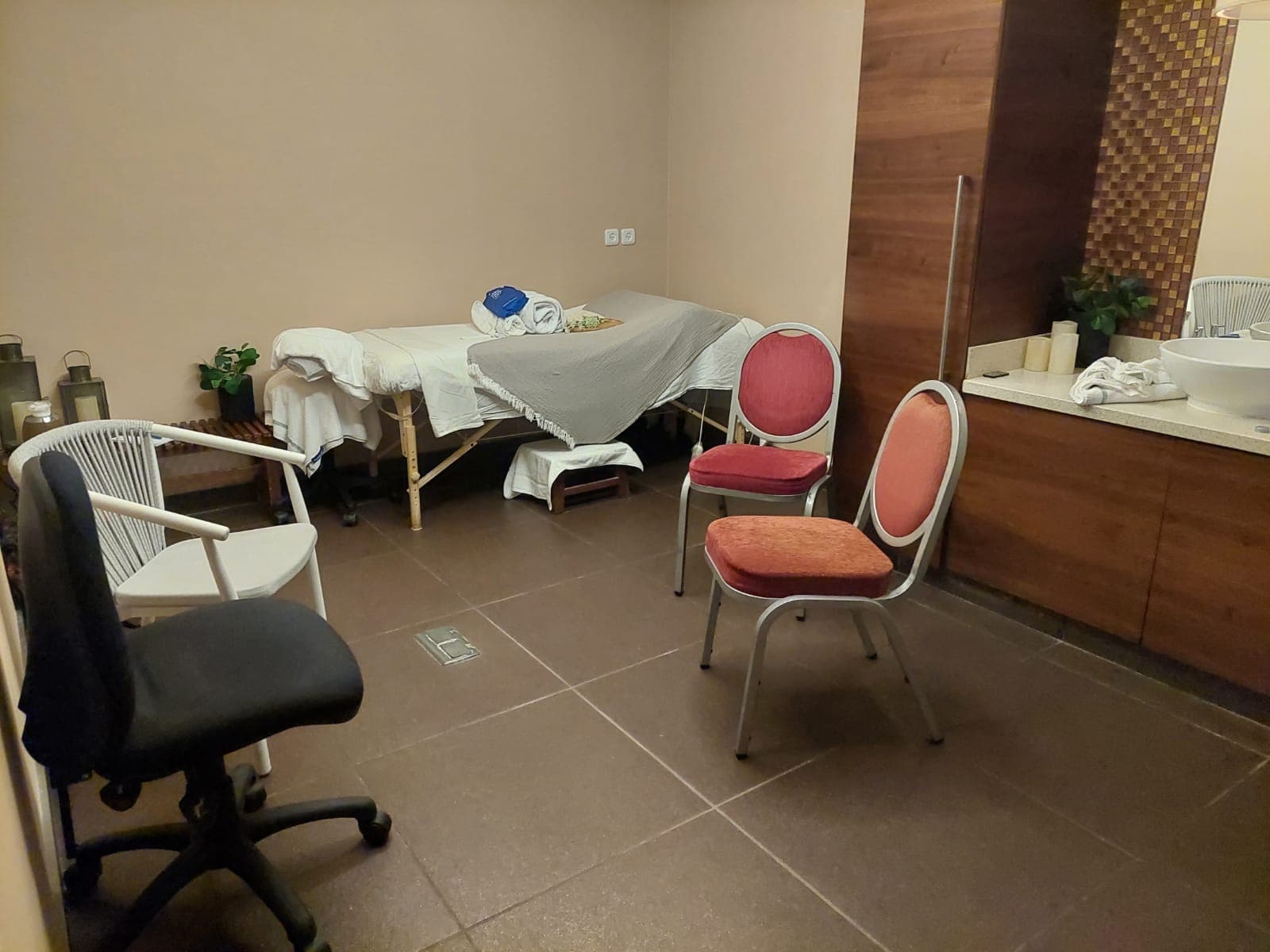 חדר ספא במלון שהוסב לחדר טיפולים של "בנפשנו" לנפגעי המלחמה, אוקטובר 2023 (צילום: &quot;בנפשנו&quot;,נועה קרמן יאיר)
