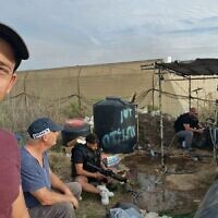 עמית גוטליב (משמאל) וכיתת הכוננות של עין הבשור, 7באוקטובר 2023 (צילום: באדיבות המצולם) עמית גוטליב (משמאל) וכיתת הכוננות של עין הבשור, 7באוקטובר 2023 (צילום: באדיבות המצולם)