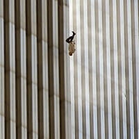 "האדם הנופל": התצלום המפורסם שצולם על ידי ריצ'רד דרו אחרי הפיגוע במגדלי התאומים בניו יורק, 11 בספטמבר 2001 (צילום: AP Photo/Richard Drew)