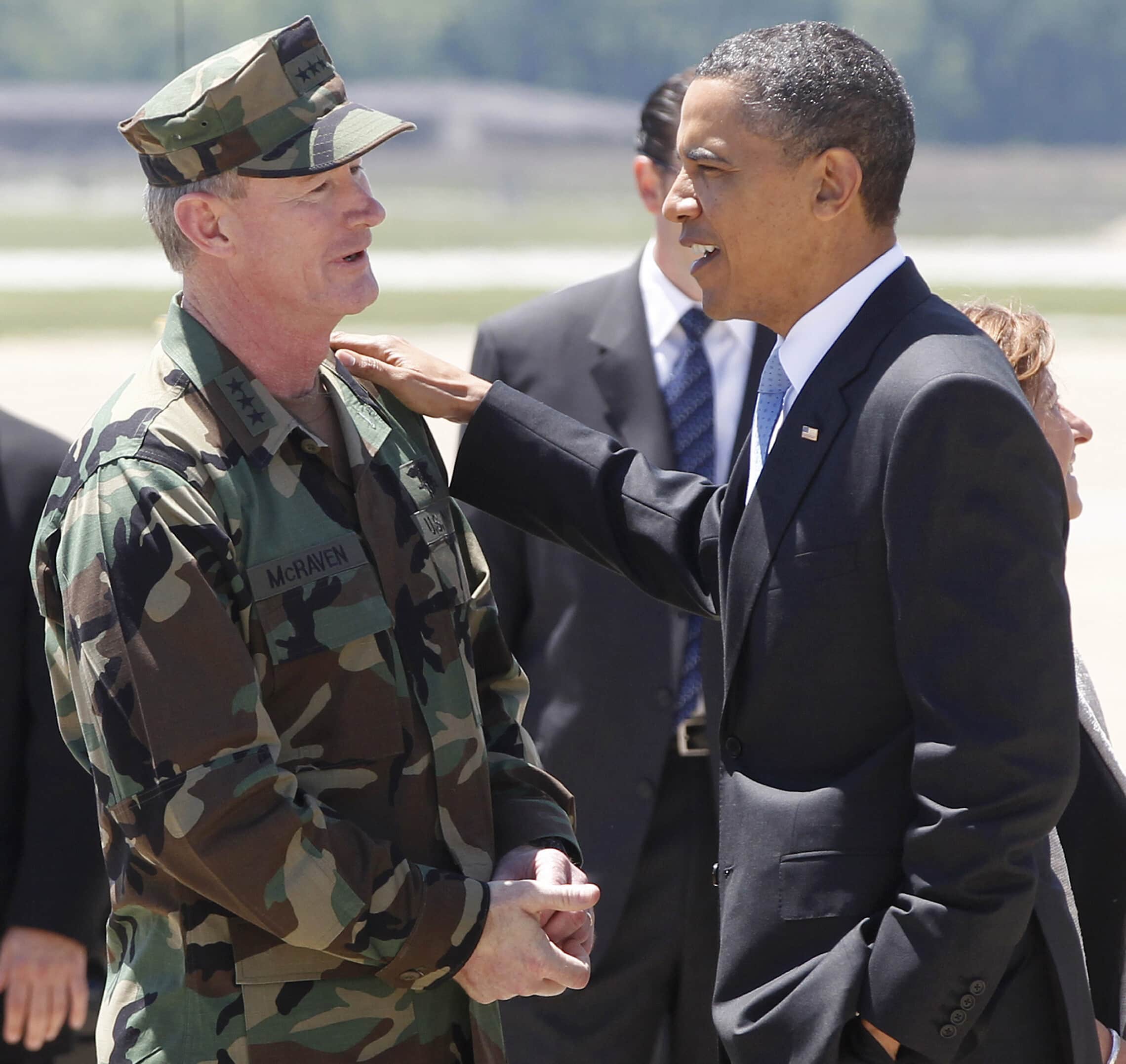 הנשיא ברק אובמה מקבל את פניו של האדמירל ויליאם מקרייבן בשדה התעופה הצבאי קמפבל עם חזרתו מהמבצע חיסול בן לאדן, 6 במאי 2011 (צילום: AP Photo/Charles Dharapak)