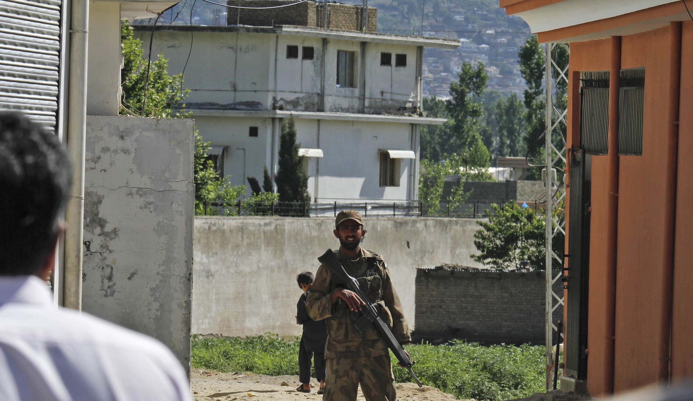חיילים פקיסטנים שומרים על מתחם ביתו של אוסמה בן לאדן אחרי חיסולו באבוטאבאד, 8 במאי 2011 (צילום: AP Photo/Anjum Naveed)