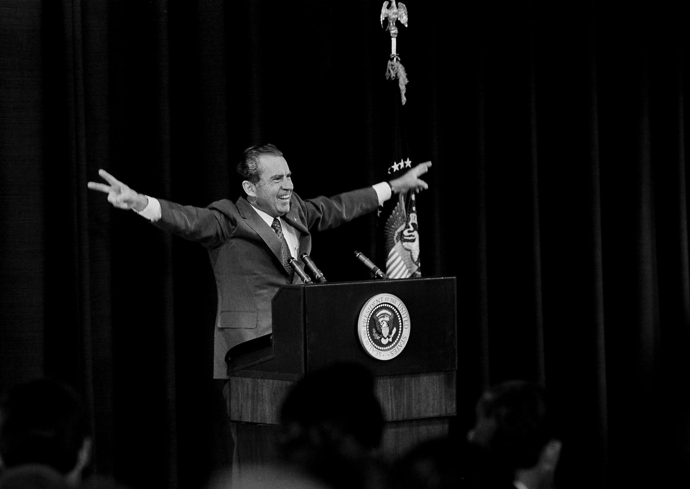 נשיא ארה&quot;ב ריצ&#039;רד ניקסון מקבל את פני שבויי המלחמה האמריקאים שחזרו לארה&quot;ב, וושינגטון, 24 במאי 1973 (צילום: AP Photo)