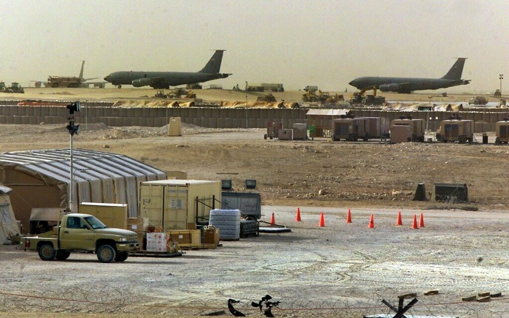 מטוסים צבאיים אמריקאיים בבסיס אל־עודיד הסמוך לדוחה, 17 במרץ 2002