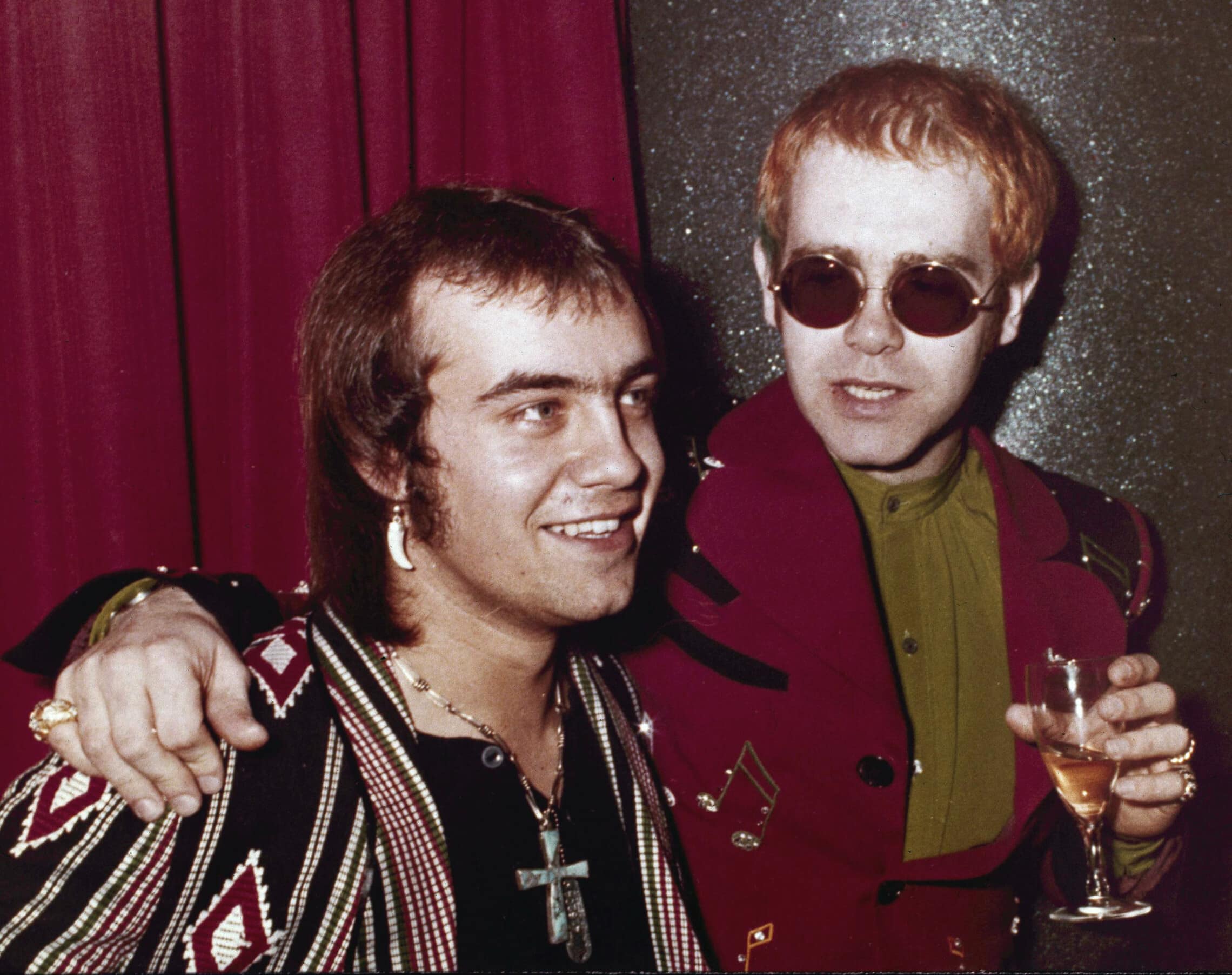 אלטון ג&#039;ון וברני טאופין בלונדון, מרץ 1973 (צילום: AP Photo/John Glanvill)