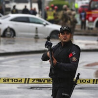 איש ביטחון טורקי לאחר פיגוע באנקרה, 1 באוקטובר 2023 (צילום: AP Photo/Ali Unal)