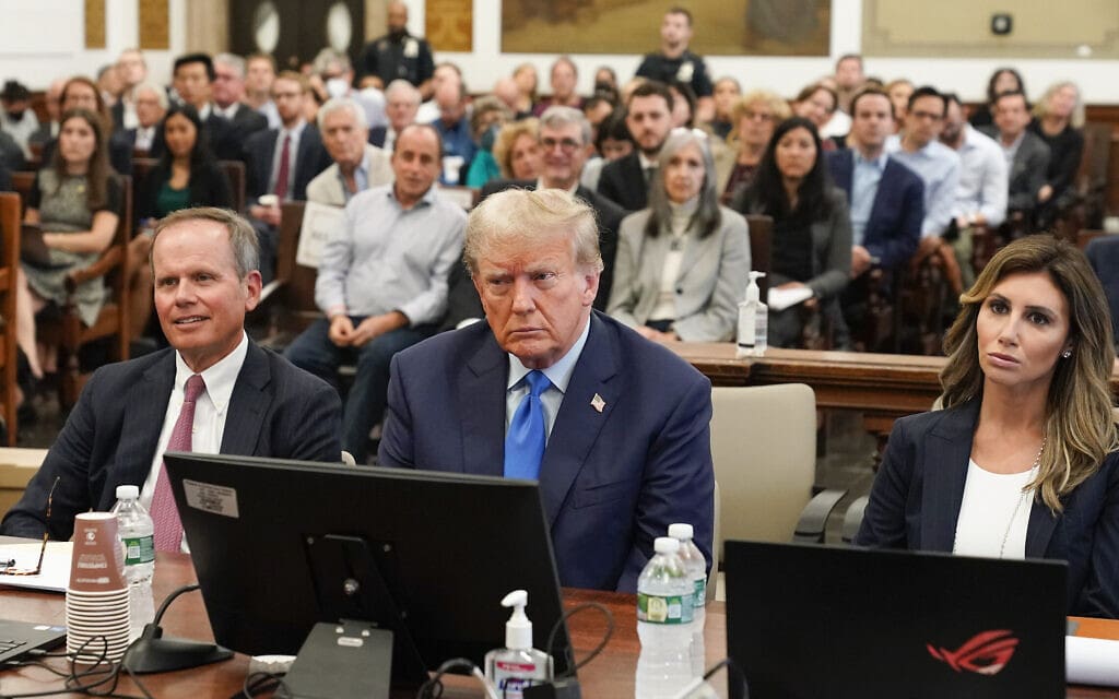 דונלד טראמפ וסנגוריו בשולחן ההגנה בבית המשפט העליון בניו יורק בתביעה האזרחית שהוגשה נגד הנשיא לשעבר, 2 באוקטובר 2023 (צילום: AP Photo/Seth Wenig)