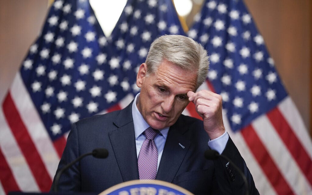 חבר הקונגרס קווין מקארתי במסיבת עיתונאים אחרי הדחתו מתפקיד יו"ר בית הנבחרים, 3 באוקטובר 2023 (צילום: AP Photo/J. Scott Applewhite)