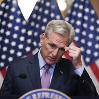 חבר הקונגרס קווין מקארתי במסיבת עיתונאים אחרי הדחתו מתפקיד יו"ר בית הנבחרים, 3 באוקטובר 2023 (צילום: AP Photo/J. Scott Applewhite)