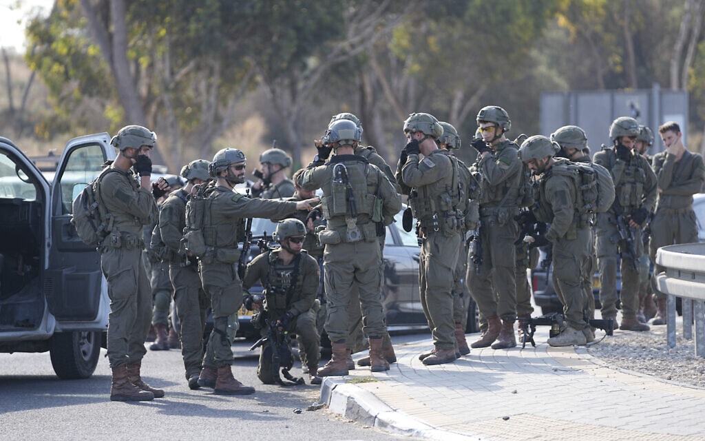 חיילי צה"ל בכניסה לשדרות, 7 באוקטובר 2023 (צילום: AP Photo/Ohad Zwigenberg)