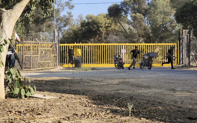 מחבלי חמאס על השער של קיבוץ ניר עוז, 7 באוקטובר 2023