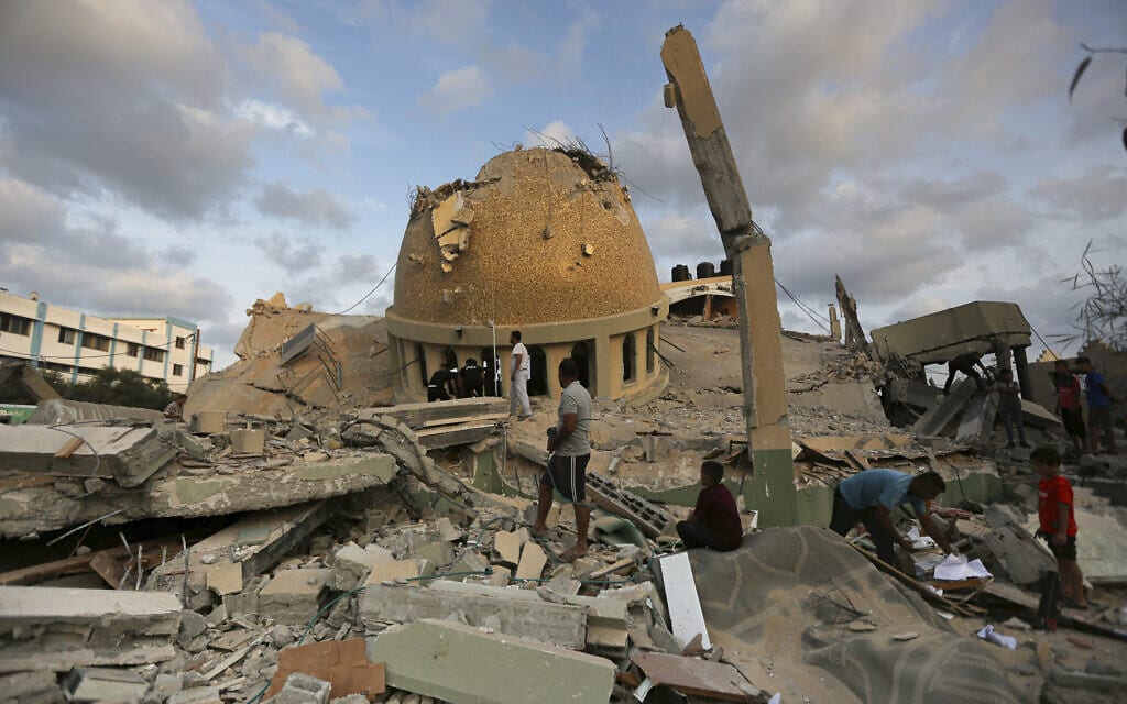 מסגד בחאן יונס שנהרס בהתקפת חיל האוויר, 8 באוקטובר 2023 (צילום: AP Photo/Yousef Masoud)