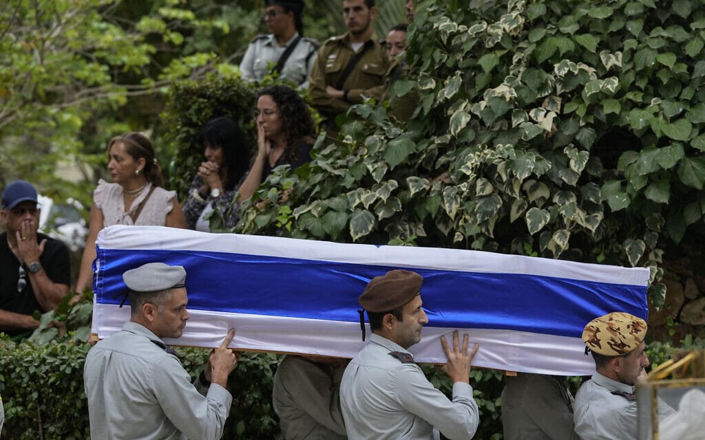 חיילי צה"ל נושאים את ארונו  של אל"מ לוי בהלוויתו בהר הרצל, 9 באוקטובר 2023 (צילום: AP Photo/Maya Alleruzzo, File)