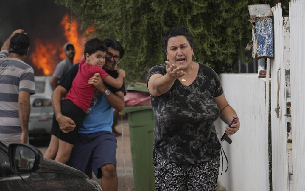 תושבים שפונו באשקלון, 8 באוקטובר 2023. אילוסטרציה: למצולמים אין קשר לנאמר בכתבה (צילום: AP Photo/Tsafrir Abayov)