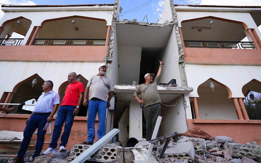 לבנונים בודקים את ביתם שנפגע מהפגזה של ישראל בדרום לבנון, 12 באוקטובר 2023 (צילום: AP Photo/Hassan Ammar)