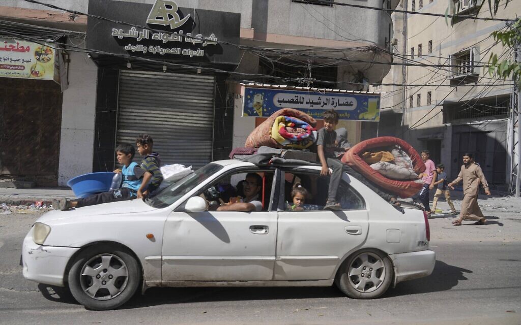 פלסטינים בורחים מהעיר עזה לכיוון דרום הרצועה, 13 באוקטובר 2023 (צילום: AP Photo/Hatem Moussa)