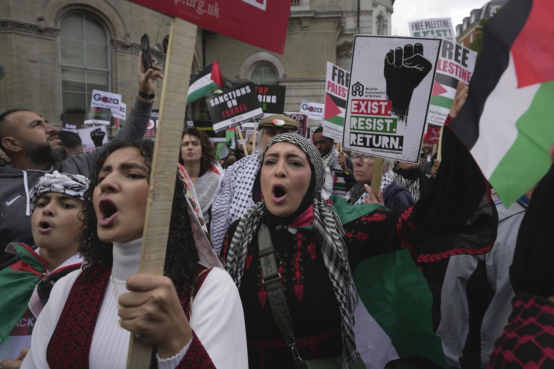 הפגנה פרו-פלסטינית בלונדון בצל מלחמת סוכות, 14 באוקטובר 2023 (צילום: AP Photo/Kin Cheung)